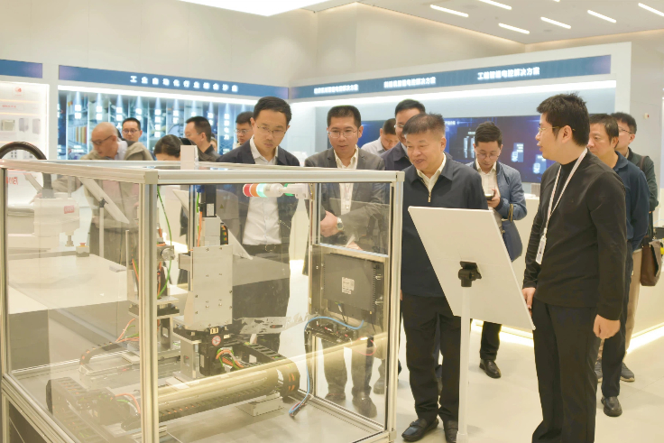 省工(gong)信(xin)廳陳建(jian)業廳長(zhang)一(yi)行莅臨睿能(néng)科(ke)技(ji)調研考察(圖2)